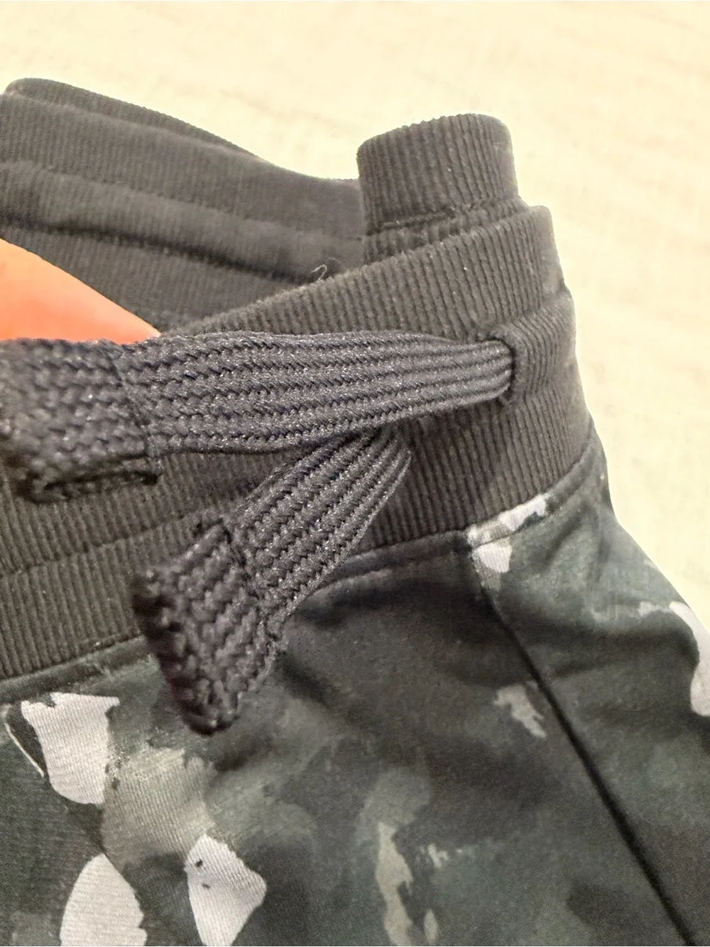 NWOT Under Armour Black and Gray Camo Joggers Sweatpants Pull Drawstring YXL